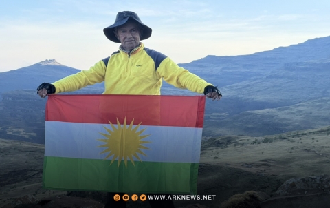 متسلق جبال كوردي يرفع علم كوردستان فوق أعلى قمة جبلية في إثيوبيا