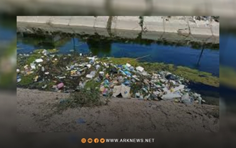 دير الزور.. النفايات تتراكم في نهر الفرات بشكل كبير 