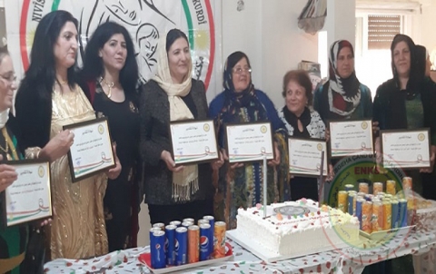 مكتب المرأة والطفولة للمجلس الوطني الكوردي يكرم بعض السيدات في مدينة قامشلو مكتب المرأة والطفولة للمجلس الوطني الكوردي يكرم بعض السيدات في مدينة قامشلو