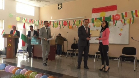 أربيل... مدرسة كوباني تكرم عدداً من الطلاب المتفوقين أربيل... مدرسة كوباني تكرم عدداً من الطلاب المتفوقين