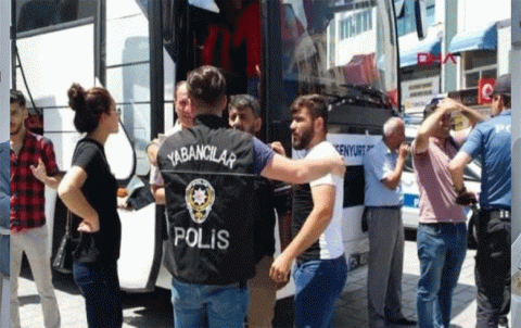 د چل و هەیشت دەمژمێران دە ، حكومەتا توركیێ نێزیكی 100 پەنابەرێن سوری ڤەگەراندن ناڤا سوریێ