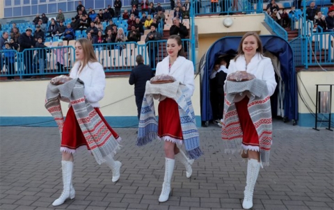 البلد الأوروبي الذي لم يغلقه “كورونا”.. ويصف رئيسه الفيروس بأنه “هوس”!