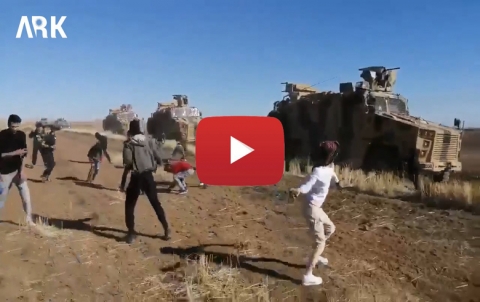Video: The people of Derik area are raining the Russian-Turkish patrol with stones and shoes 