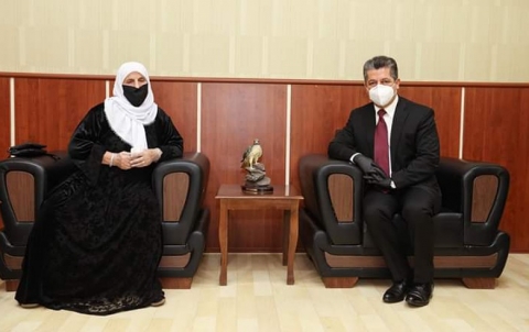 مسرور بارزاني يستقبل والدة لثلاثة شهداء 