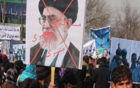 المتظاهرون الإيرانيون يدعون علي خامنئي إلى التنحي… قاتل وحكمه باطل