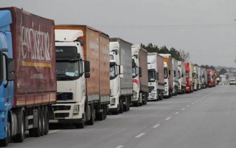 إدخال نحو 100 شاحنة مساعدات إلی محافظة إدلب