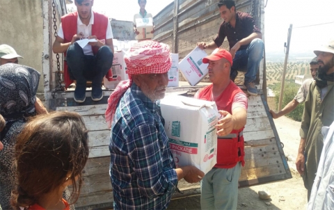 Encûmena Xwecihî ya Efrînê 800 sepetên xwerinê ser gundiyan re belav kirin