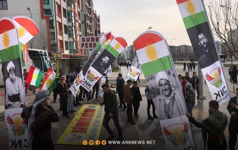 Ciwanên Bakurê Kurdistanê di Newrozê de kolan û meydan bi al û sembolên netewî xemilandin Ciwanên Bakurê Kurdistanê di Newrozê de kolan û meydan bi al û sembolên netewî xemilandin