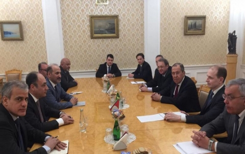 Elcerba bi rayedarên Rosî re dicive