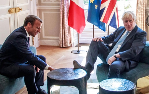 جونسون يضع قدمه على طاولة قهوة الرئيس ماكرون