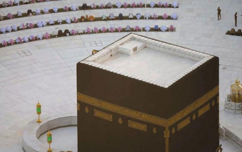 الشرق الأوسط: مسلمو العالم يحتفون بالعيد رغم القيود ومشهد مهيب للكعبة المشرفة