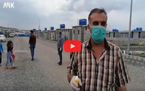 لاجئون يبادرون بإمكانيتهم البسيطة إلى القيام بحملة تعقيم ضمن مخيم كوركوسك