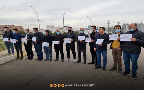 لاجئو إقليم كوردستان يعتصمون تحت شعار: أطفالنا يستحقون مستقبلاً أفضل أمام مقر الأمم المتحدة في أربيل 