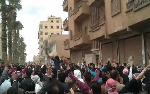 وه‌لاتیێن باژارێ الته‌بقه‌ ل گونده‌وارێ ره‌قایێ خوه‌پێشاندانه‌ك ل دژی چه‌كدارێن په‌یه‌دێ لدارخستن .