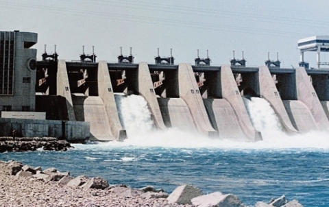 النظام يعيد موظفيه للعمل في سد الطبقة بحماية قوات “سوريا الديمقراطية “