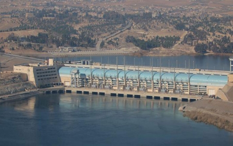 النظام يعلن رفع علمه فوق سد تشرين على نهر الفرات