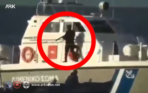 خفر السواحل اليونانية يحاول إغراق زورق للاجئين و يواجههم بالسلاح (فيديو) 