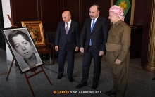 أمين بغداد يهدي لوحتين للرئيس مسعود بارزاني 