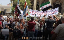 السويداء.. المتظاهرون يمزقون صورة بشار الأسد من الكراج الشمالي للمدينة 