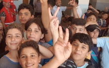  لجنة الإغاثة في المجلس المحلي بعفرين تقدم معونات لطلاب المدارس 