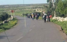 عفرين .. النازحون يعودون مشيا من ريف حلب إلى قراهم  