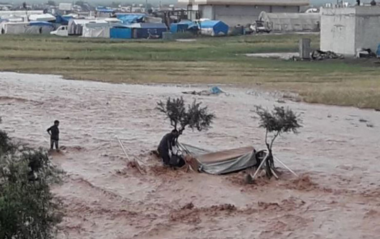 وفاة 6 سوريين غرقاً بمياه السيول على الحدود التركية