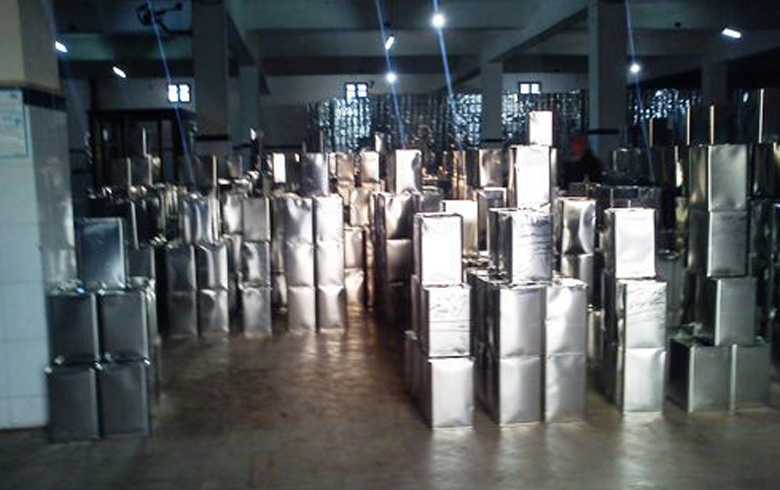 عفرين ..مسلحون يسرقون أليات معصرة زيتون و5000 ألاف عبوة زيت 